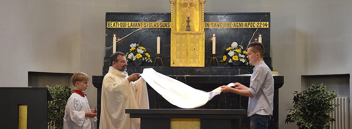 Erste Messe am neuen Altar