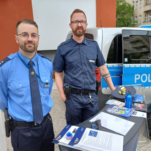 Herr Sengül und Herr Kamith von unserem Polizeiabschnitt boten ein vielfältiges Angebot für unsere Schüler