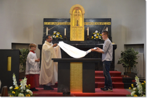 Erste Messe am neuen Altar