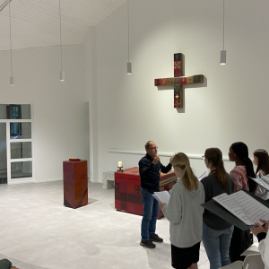Herr Gietz dirigierte den Chor in der Kapelle