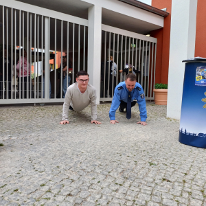 Herr Sengül von unserem Polizeiabschnitt und ein Schüler unserer 9 Klasse ISS im sportlichen Wettbewerb