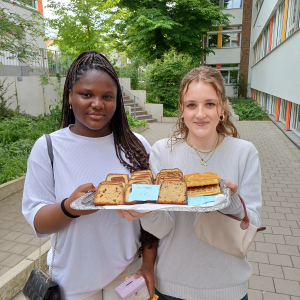 Kuchenverkauf auf sozusagen Fliegenden Tabeletten um Klassen zu unterstützen