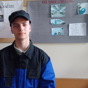 Schüler mit Arbeitsschutzkleidung
