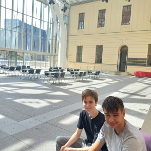 Wir genießen die schöne Atmosphäre im Innenhof