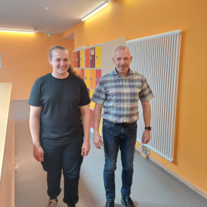 Einer Abiturienten  und sein Vater auf dem Weg zur ‹bergabe