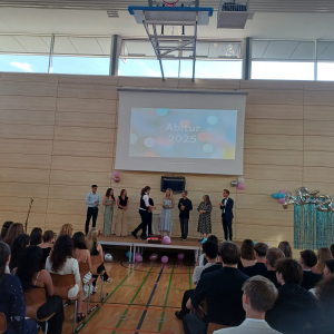 Zeugnis¸bergabe durch die Schulleitung