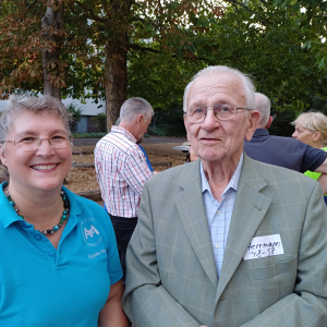 Frau Hayn, Vorsitzende des Fördervereins im Gespräch mit Herrn Herrman, von 1948 und 1958 bei uns!