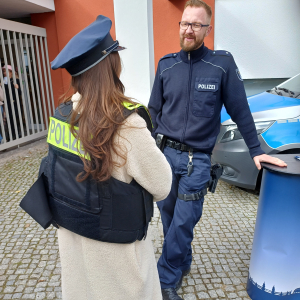 Herr Kamieth von unserer Polizeidirektion im Gespräch mit unseren schülern