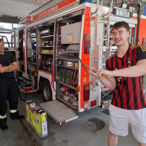 Mit einer Feuerwehraxt